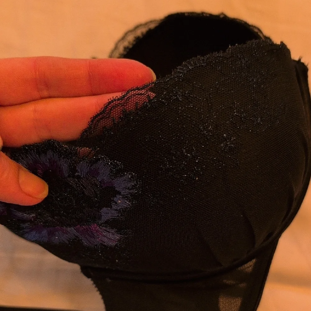 Victoria's Secret Black and Blue Floral Lace Bra - Picture 11 of 12